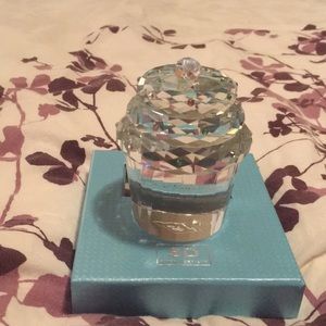 Simon designs crystal cupcake..